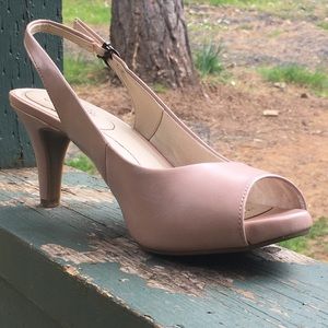 Peep Toe blush heels!